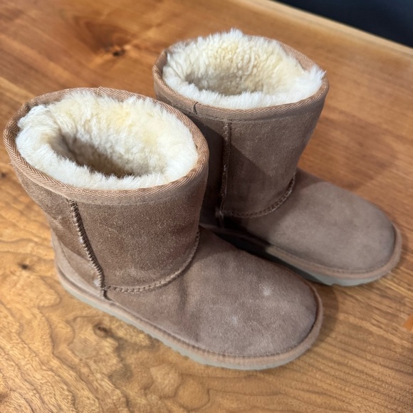 UGG Kids' Classic Short II Water Resistant Shearling Boot Chestnut Brown Size 2 - Picture 11 of 12